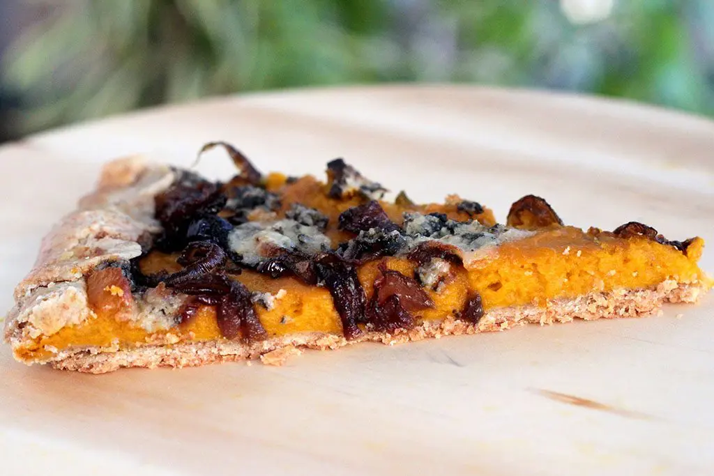Torta de abóbora com cebola caramelizada e gorgonzola - Prepare uma deliciosa e rústica torta de abóbora. Ela é crocante e cheia de sabores resultado da perfeita combinação desses ingredientes. Confira a receita dessa perfeita torta salgada.