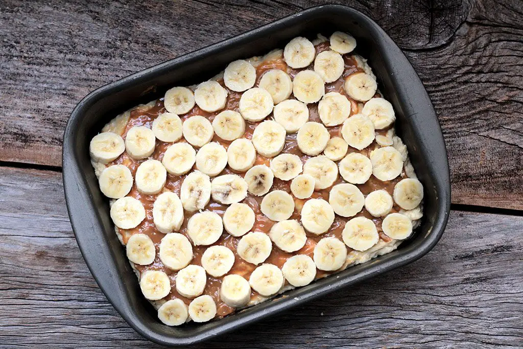 Cuca alemã de banana e doce de leite - Receita da tradicional cuca do RS, coberta com banana, doce de leite e uma crocante farinha.