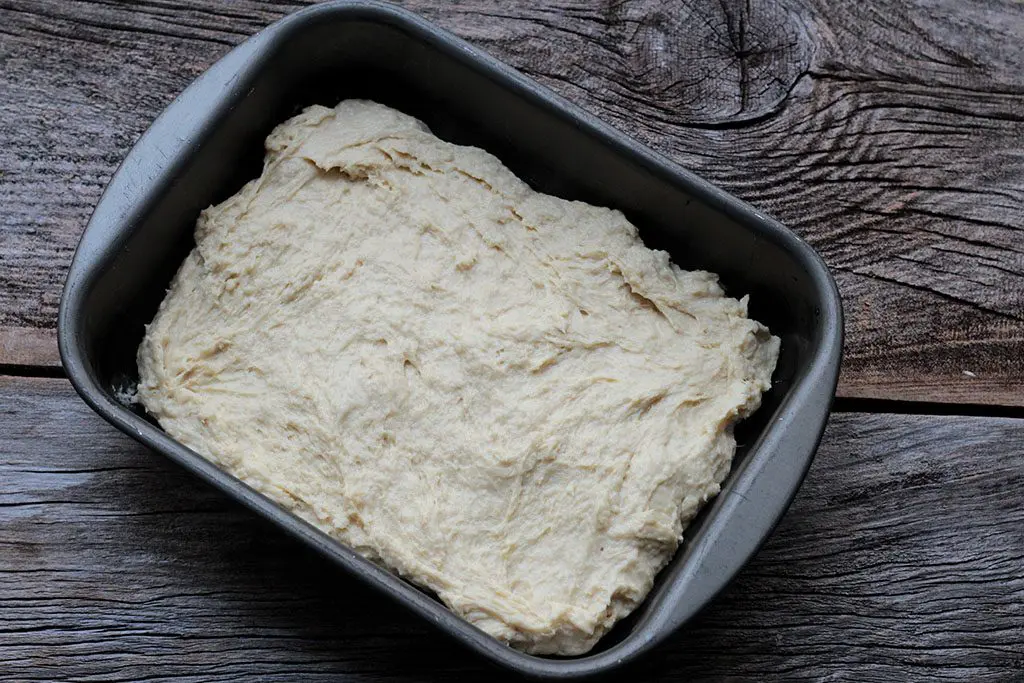 Cuca alemã de banana e doce de leite - Receita da tradicional cuca do RS, coberta com banana, doce de leite e uma crocante farinha.