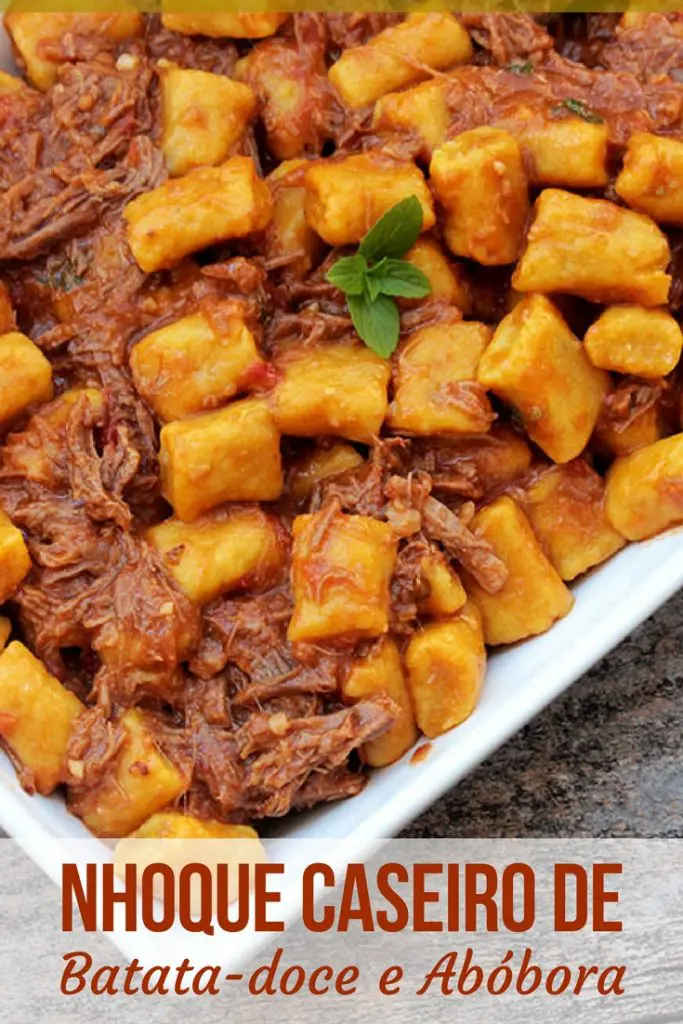 Nhoque de batata-doce com abóbora - Uma receita deliciosa e saudável para você preparar em casa. Escolha o seu molho preferido para servir com esse nhoque colorido e muito nutritivo.