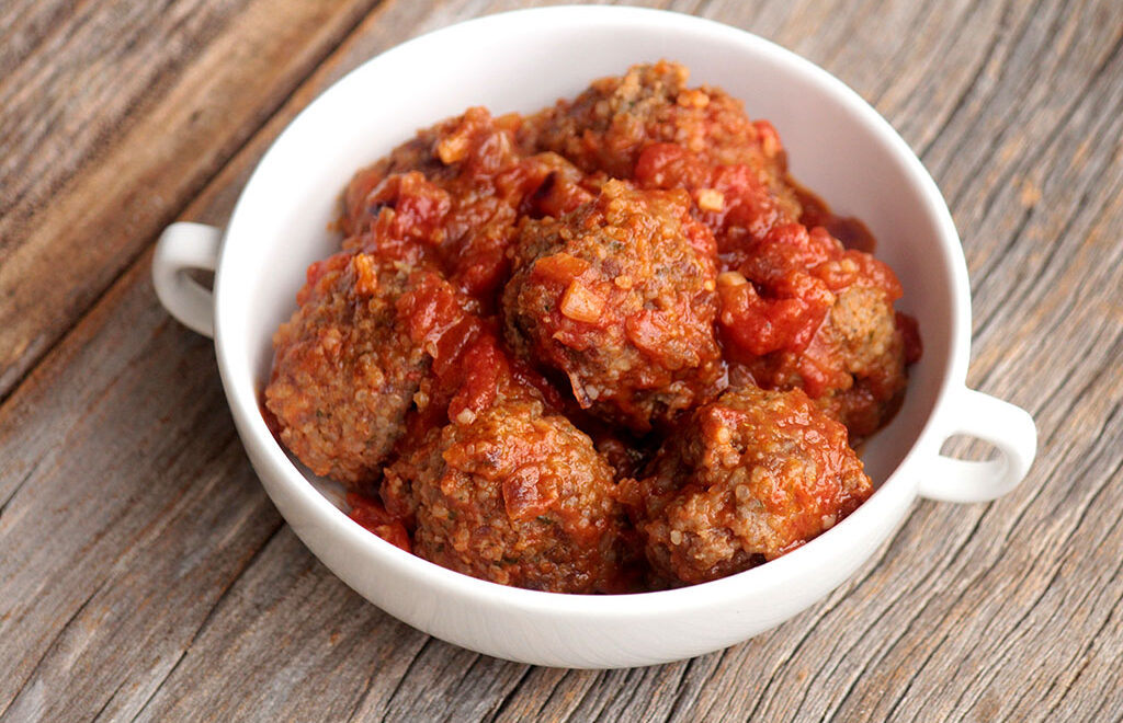Almôndegas de carne com arroz ao molho de tomate