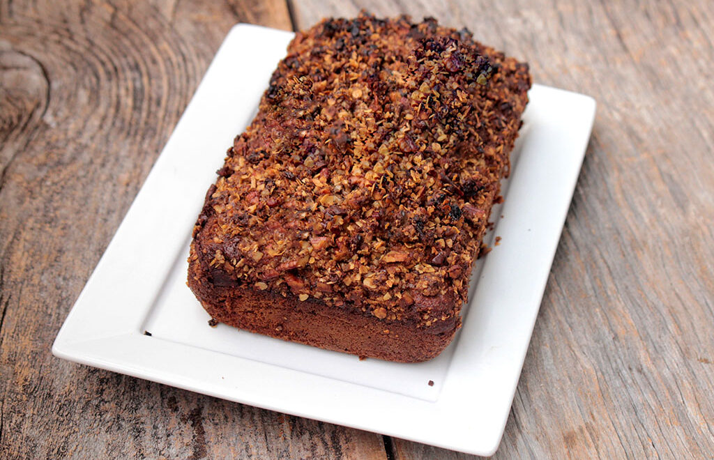 Bolo integral de banana com chocolate e farofa de nozes