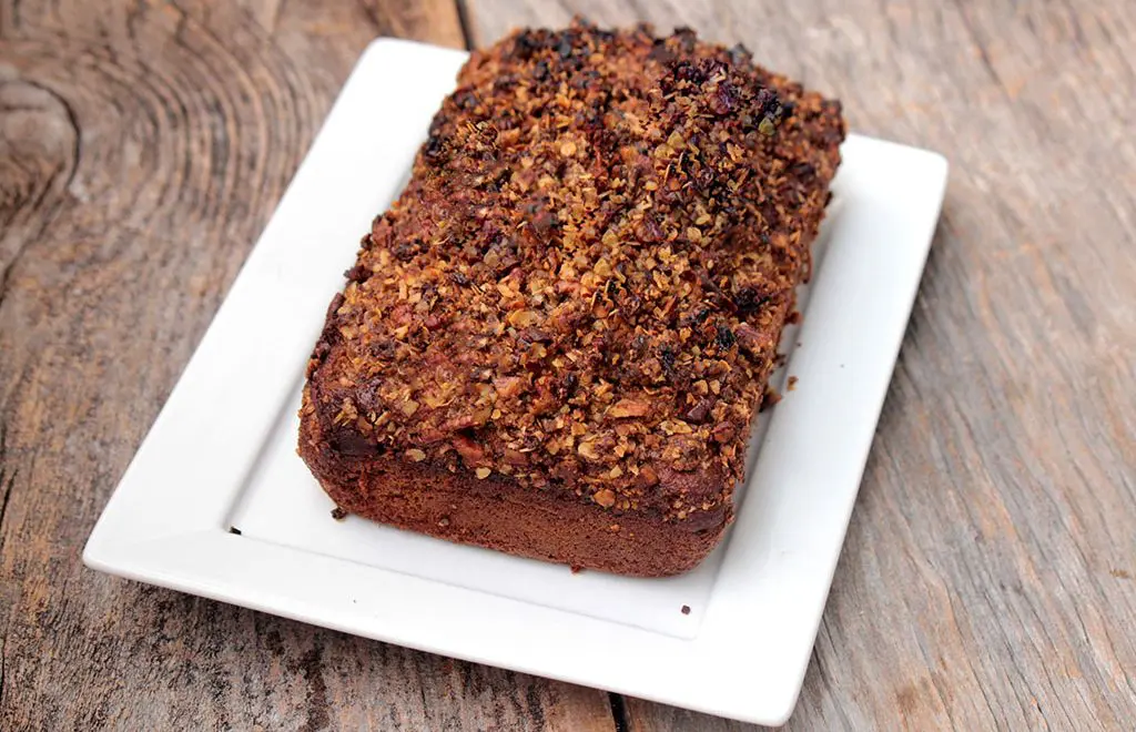 Bolo integral de banana com chocolate e farofa de nozes
