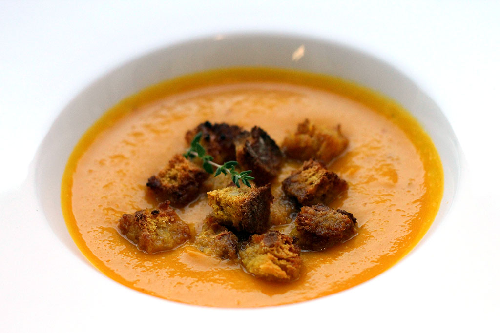 Creme de abóbora e especiarias - Uma receita saudável e deliciosa, ela pode ser preparada com a moranga cabotiá ou com a abóbora de sua preferência. A receita leva curry, gengibre e canela que conferem um sabor muito especial a essa sopa.