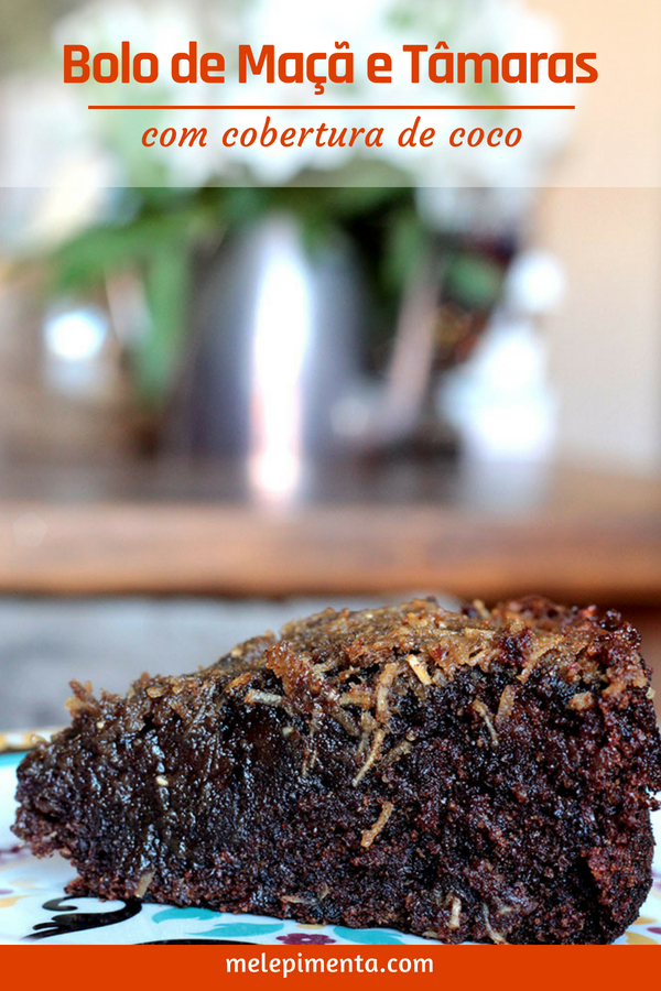 Bolo integral de maçã com tâmaras e coco - Uma receita simplesmente maravilhosa. Feito com tâmaras, maçã, farinha integral e açúcar mascavo.