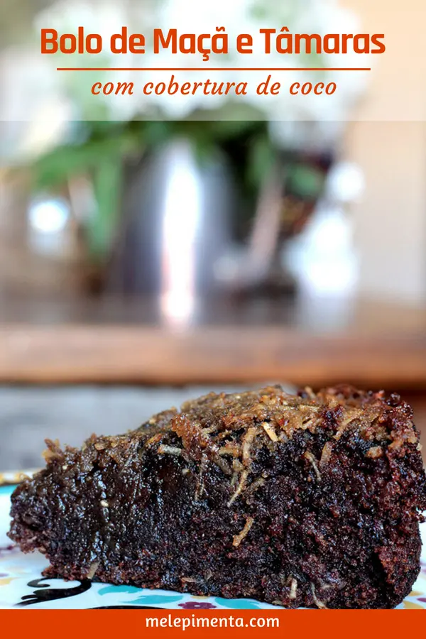 Bolo integral de maçã com tâmaras e coco - Uma receita simplesmente maravilhosa. Feito com tâmaras, maçã, farinha integral e açúcar mascavo.