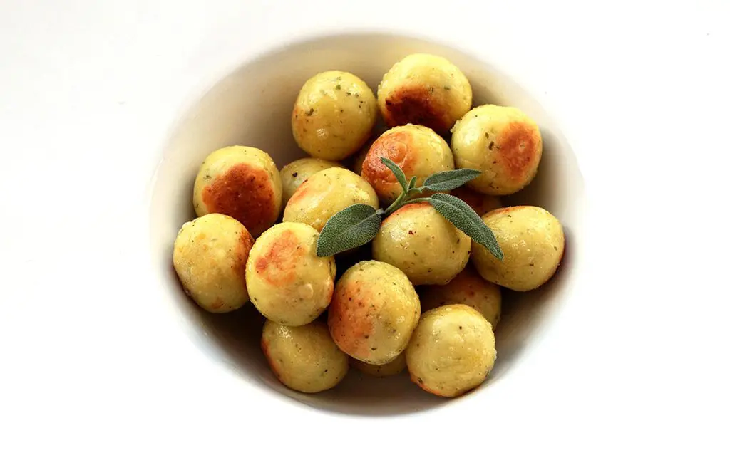 Nhoque de ricota com molho de manteiga e sálvia