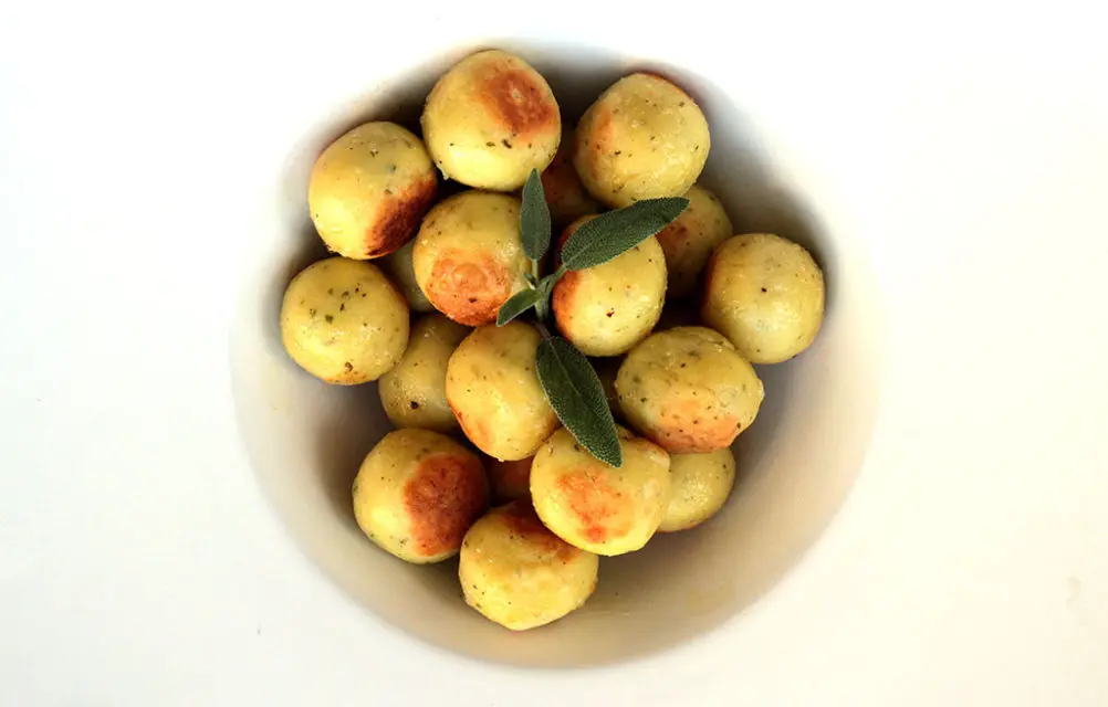 Nhoque de ricota com molho de manteiga e sálvia