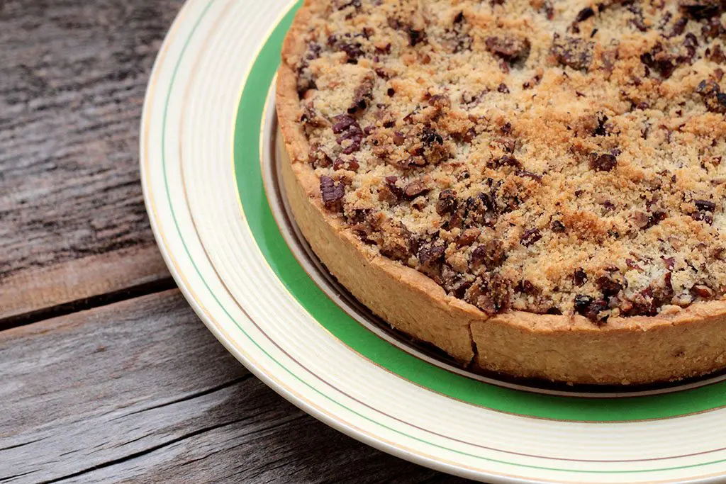 Torta de pera com especiarias e farofa de nozes