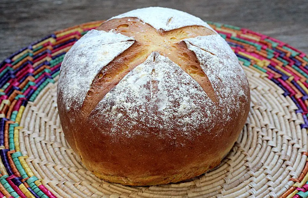 Pão caseiro de leite de coco com açafrão