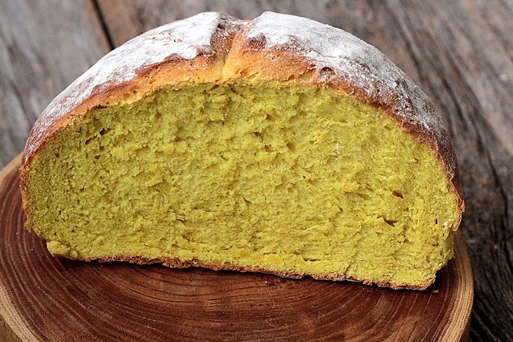 Receita de pão caseiro de leite de coco com açafrão
