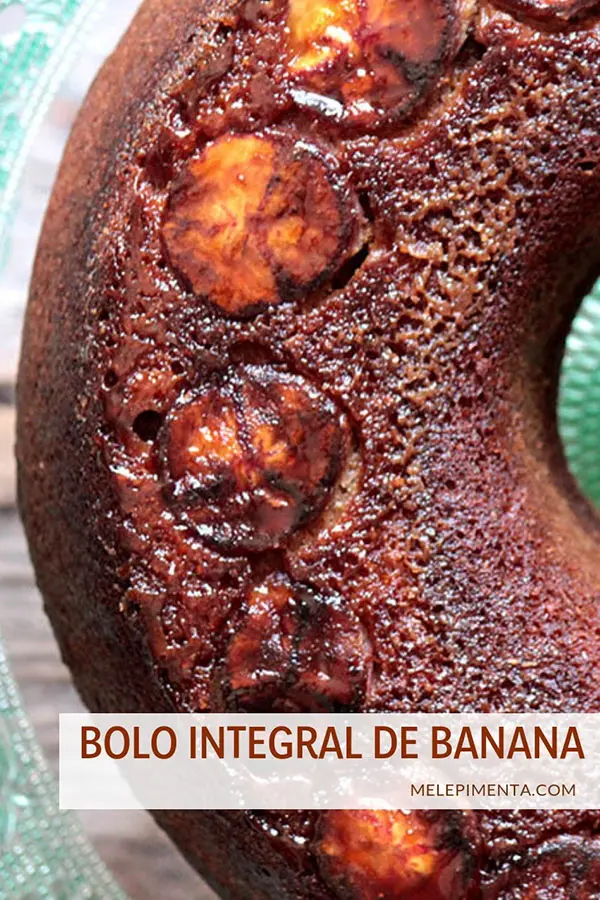 Bolo de banana com farinha integral e aveia - Receita de bolo de banana saudável, rico em fibras e simplesmente delicioso. Esse bolo é feito com melado, farelo de aveia, aveia em flocos, banana e farinha integral. É um bolo rico em nutrientes, perfeito para o café da manhã, lanche e aquele café da tarde delicioso.