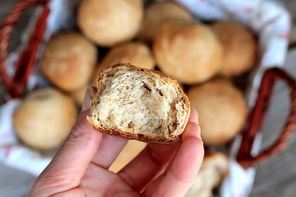 Pãezinhos integrais de leite & Manteiga com sálvia