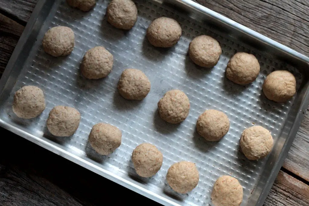Pãezinhos integrais de leite & Manteiga com sálvia
