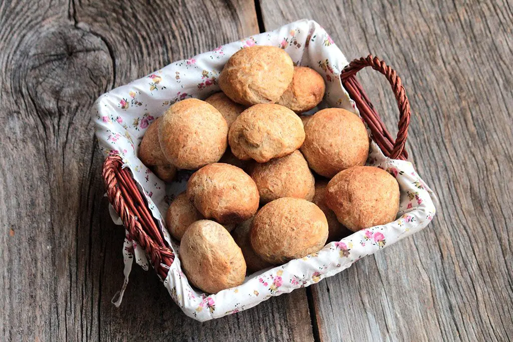 Pãezinhos integrais de leite & Manteiga com sálvia