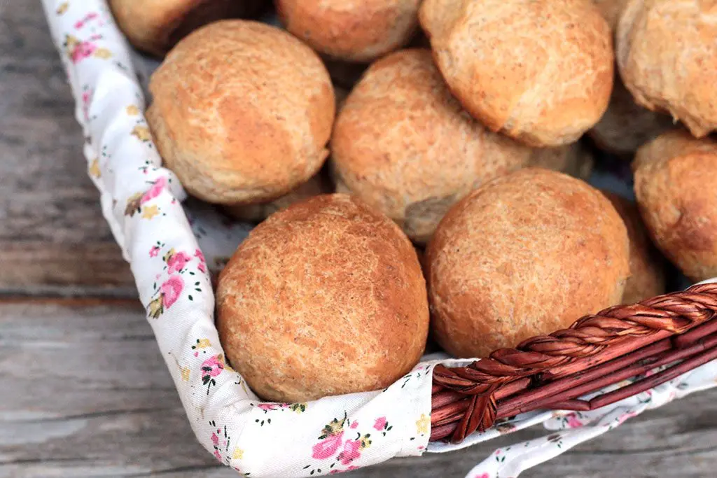 Pãezinhos integrais de leite & Manteiga com sálvia