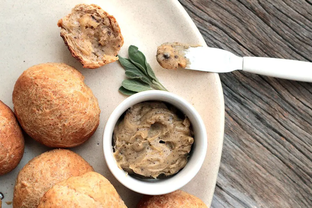 Pãezinhos integrais de leite & Manteiga com sálvia