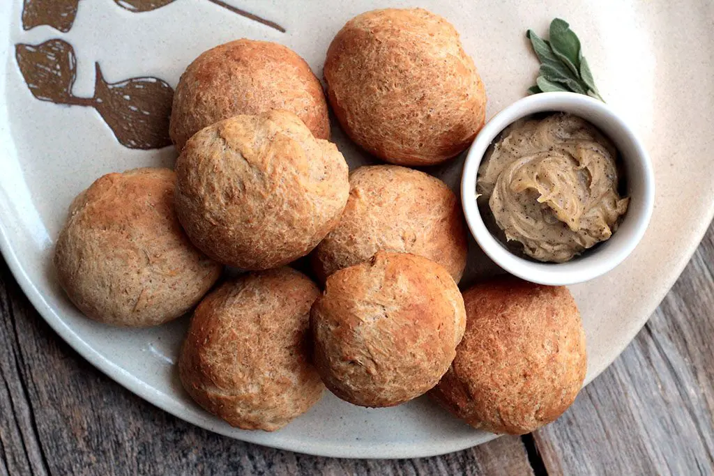 Pãezinhos integrais de leite & Manteiga com sálvia