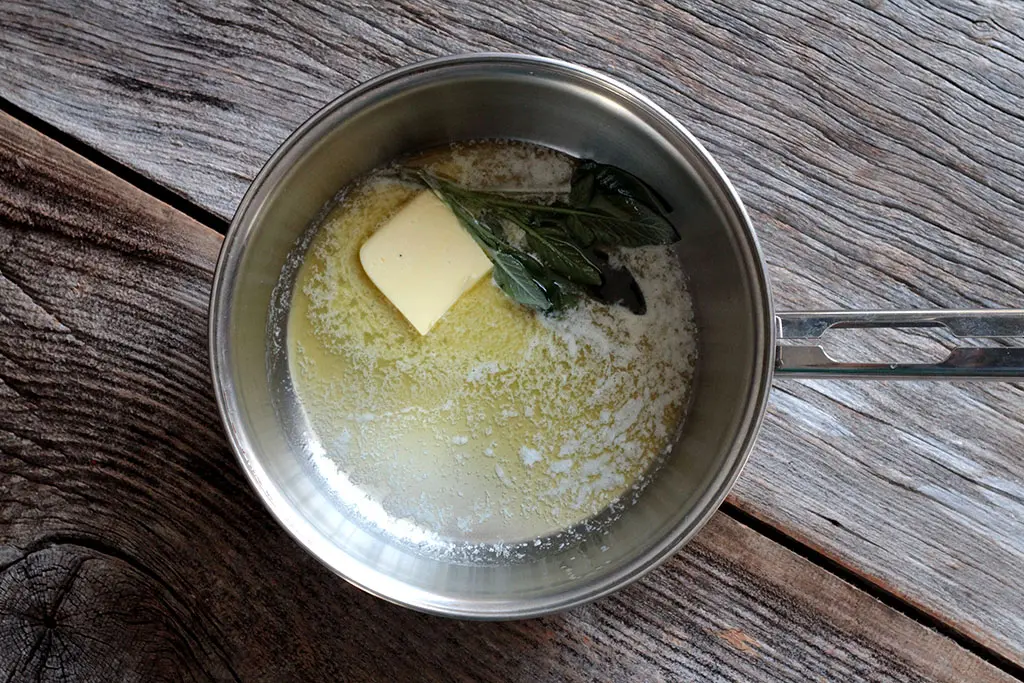 Pãezinhos integrais de leite & Manteiga com sálvia