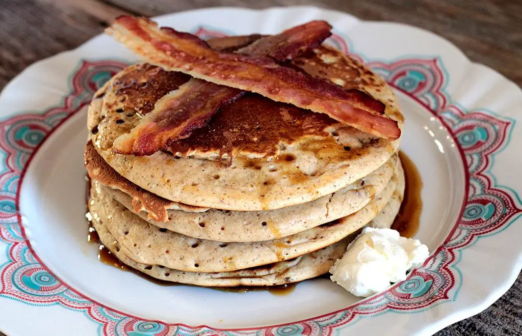 Panquecas americanas com melado e bacon
