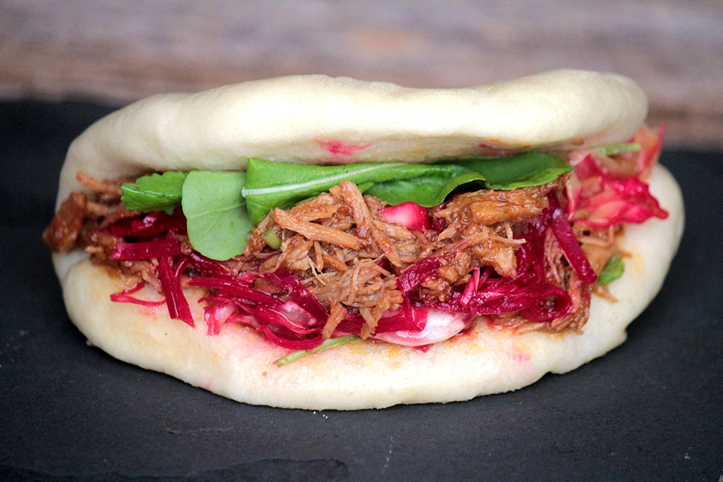 Pão chinês e um sanduíche de pernil delicioso