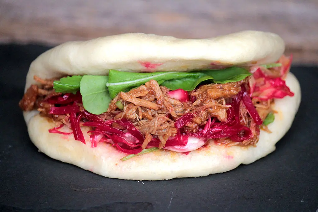 Pão chinês e um sanduíche de pernil delicioso