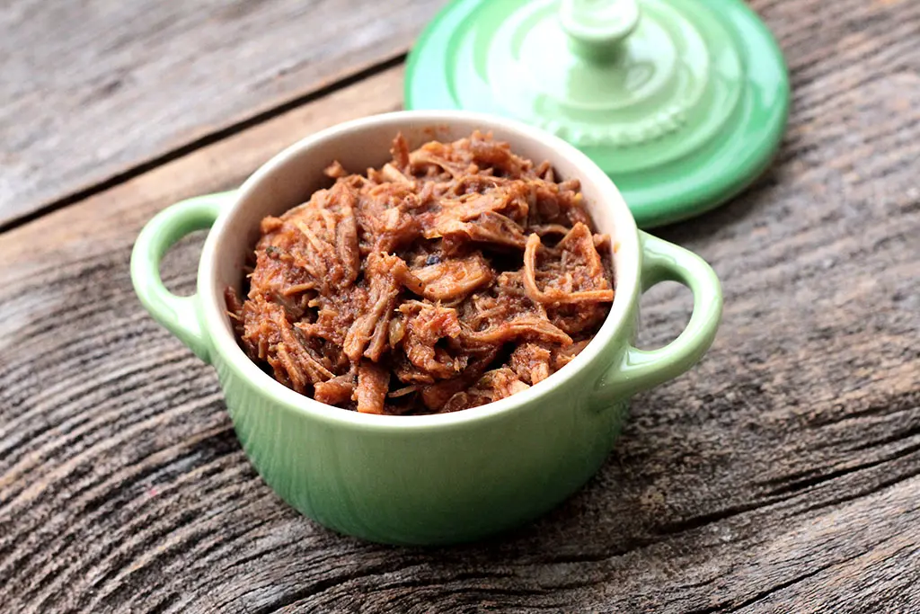 Pernil de porco desfiado na pressão e feito com cerveja