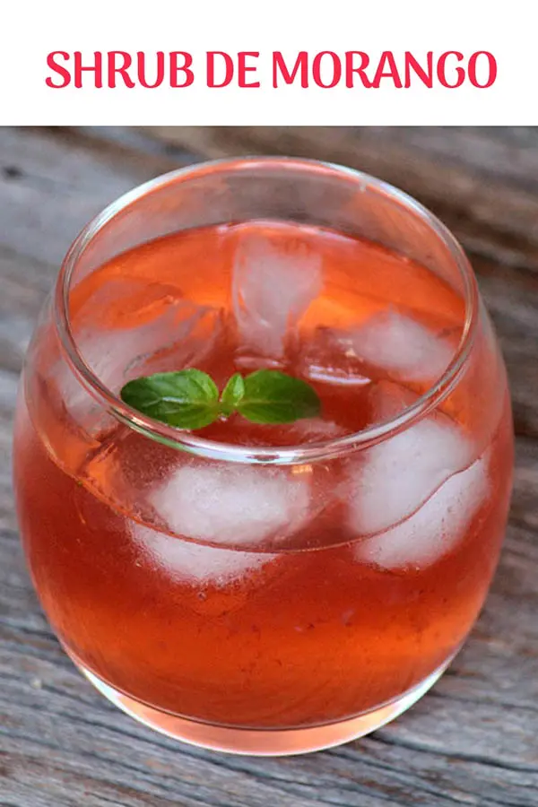 Shrub de morango - Receita desse delicioso xarope de morango à base de vinagre, perfeito para montar os mais variados drinks com ou sem álcool. Essa bebida caseira de morango combina com gin, água com gás, tônica e muito mais. Faça essa bebida caseira na sua casa.