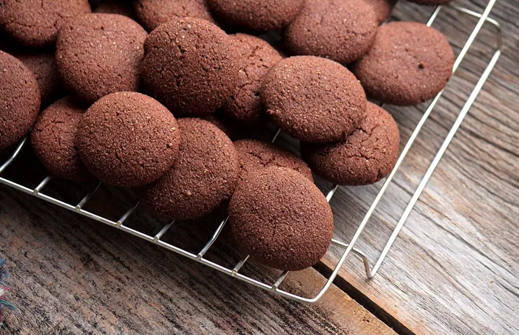 Biscoitos integrais de cacau e açúcar mascavo