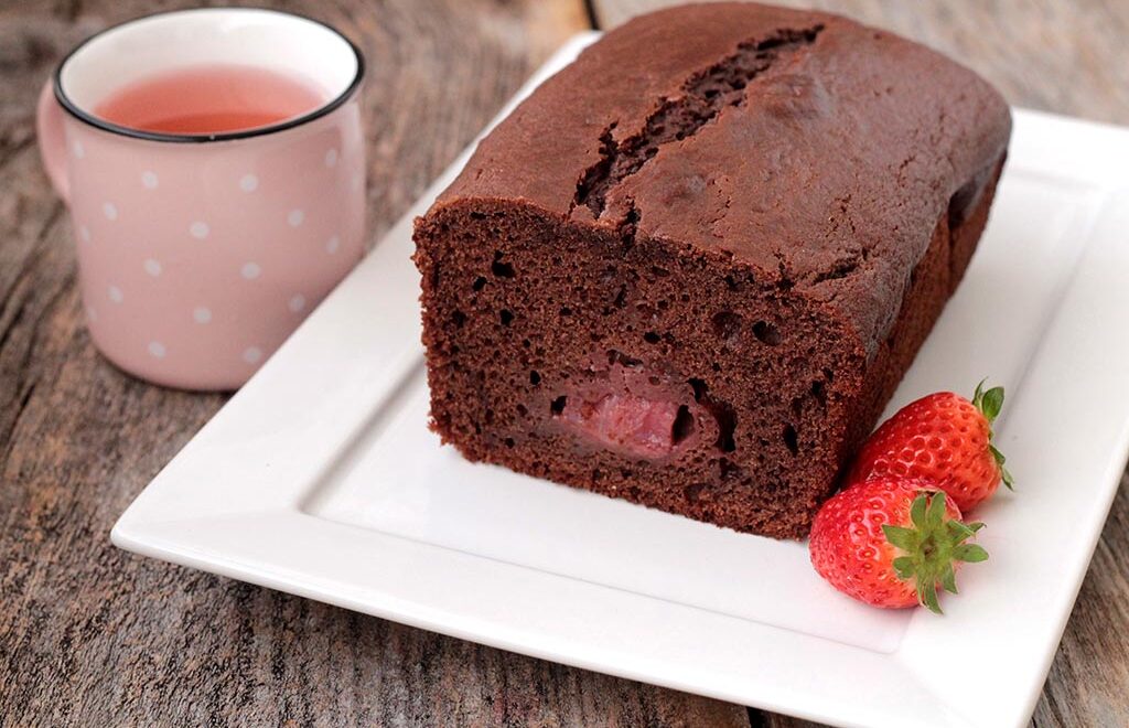 Bolo de cacau recheado com morango
