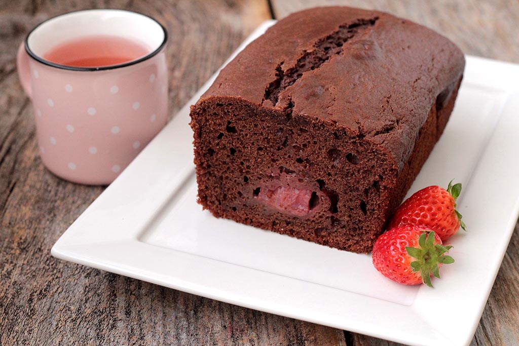 Receita de Bolo de cacau recheado com morango