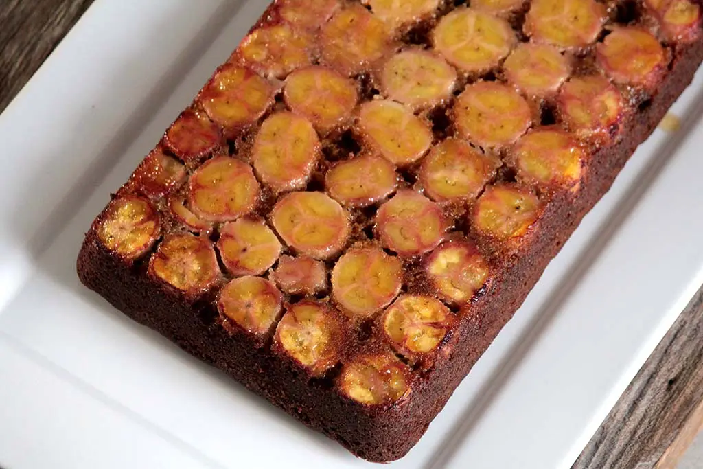 Bolo integral de banana com caramelo de mel e manteiga