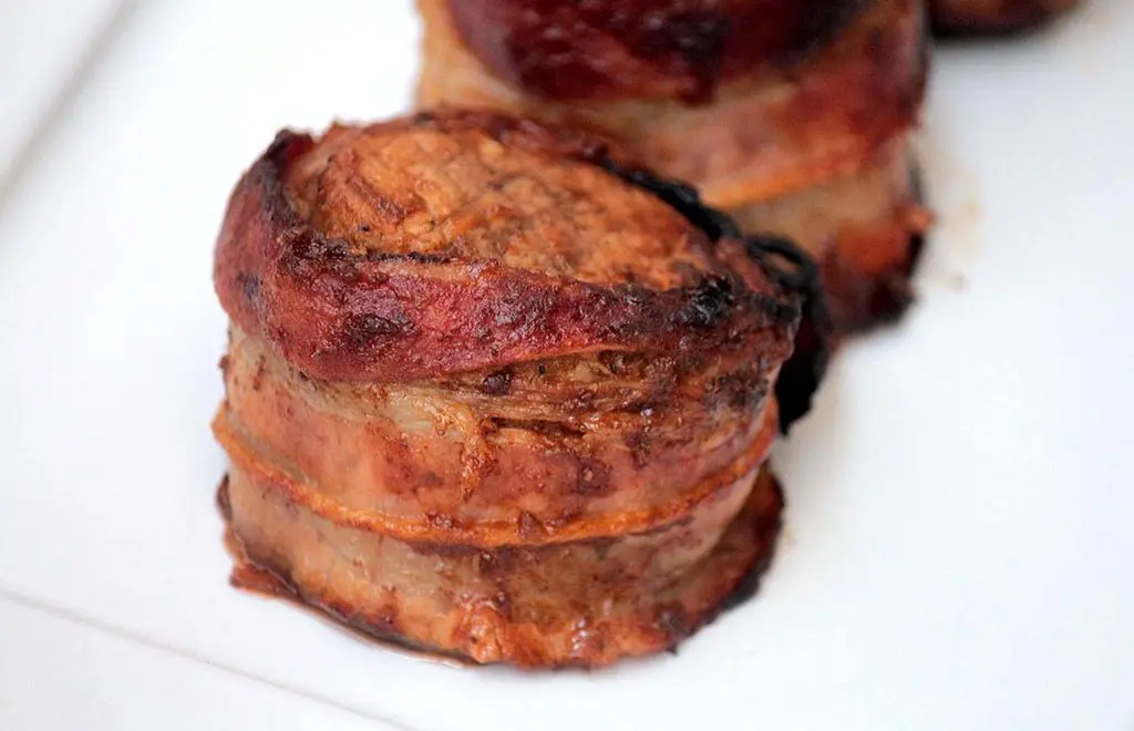 Filé mignon suíno envolto em bacon