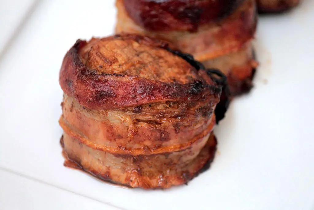 Filé mignon suíno envolto em bacon