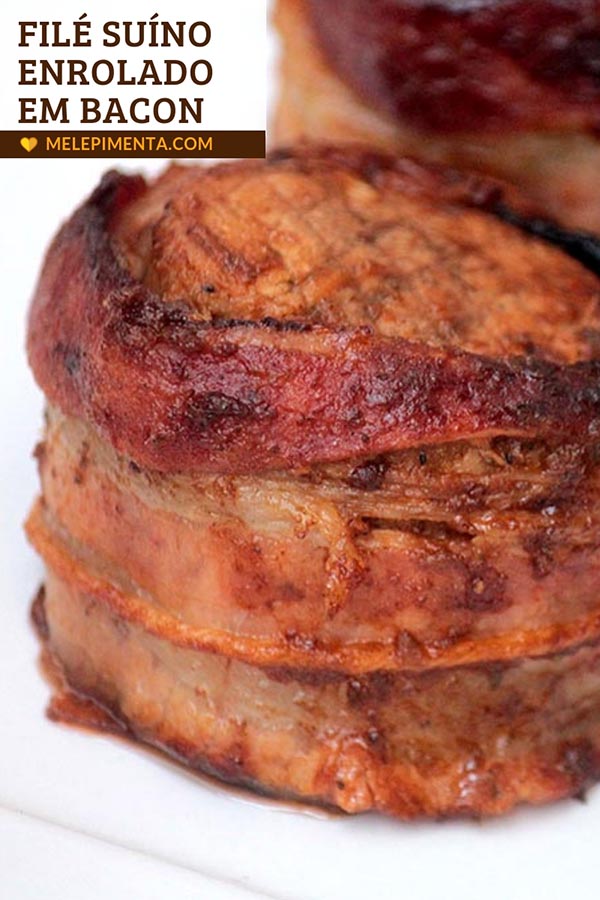 Filé mignon suíno envolto em bacon Uma receita deliciosa e fácil de fazer de filezinho de porco enrolado em bacon. Uma receita perfeita para o fim de semana ou para aquele almoço em família no dia a dia.