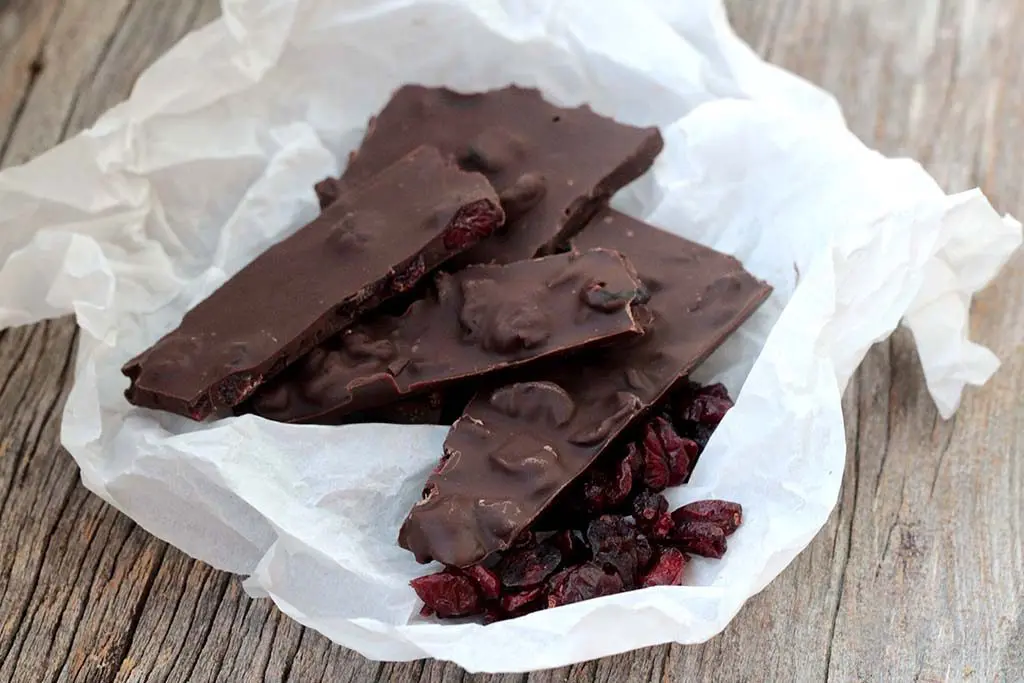 Lascas de chocolate amargo com cranberries