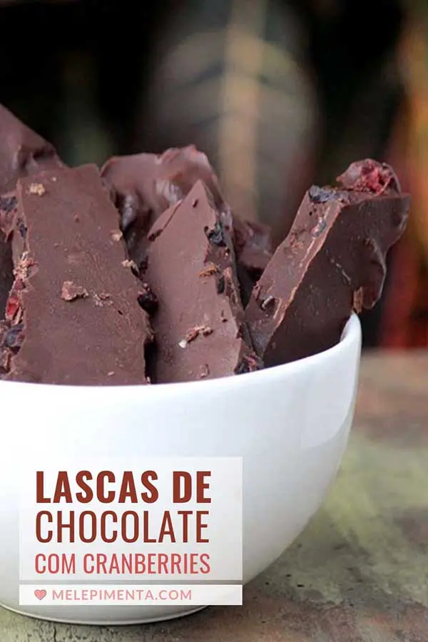 Lascas de chocolate amargo com cranberries - Prepare em casa um chocolate de sabor sofisticado e gastando pouco. Essa é uma dica deliciosa para você presentear seus amigos e família, seja no Natal, em aniversários e muito mais. Com chocolate de qualidade você pode fazer o sabor de sua preferência.