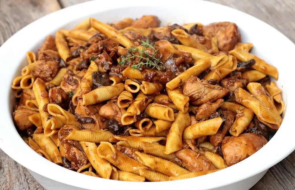 Penne ao frango à cacciatore com bacon