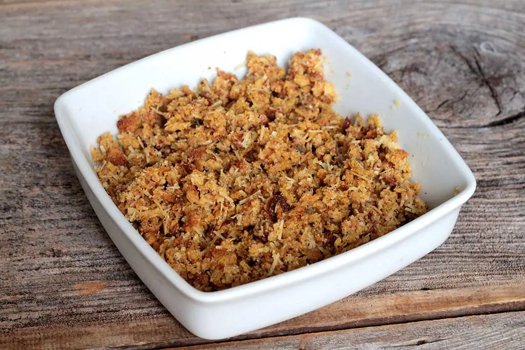 Purê de batatas com farofa crocante