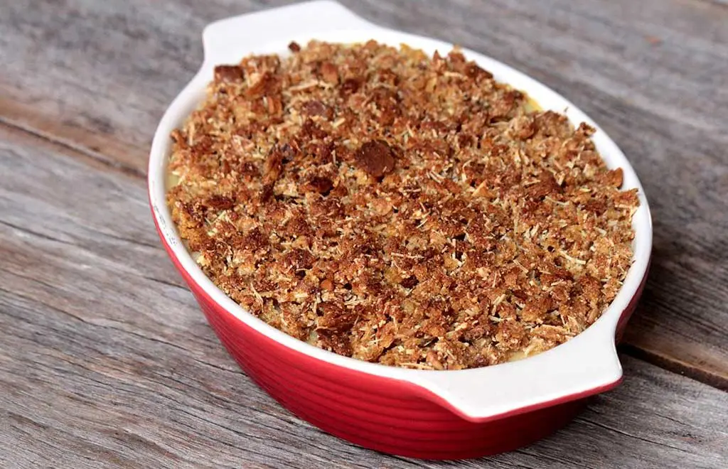 Purê de batatas com farofa crocante