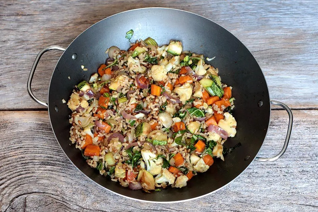 Arroz integral com vegetais refogados