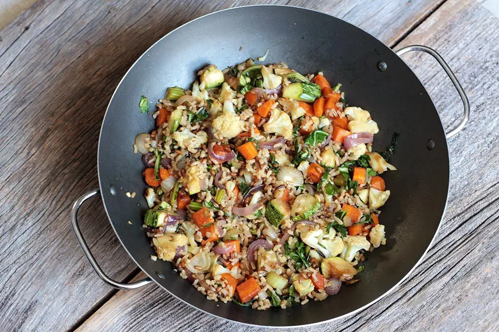 Arroz integral com vegetais refogados