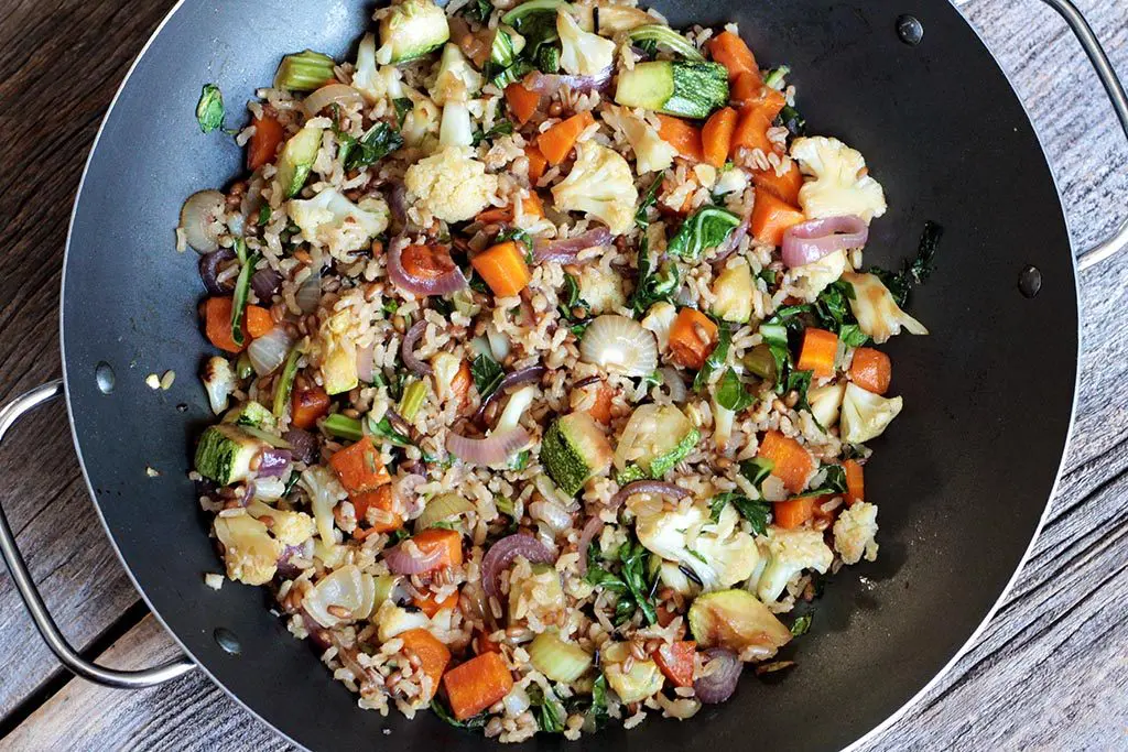 Arroz integral com vegetais refogados