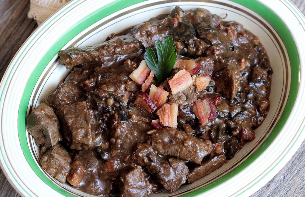 Iscas de fígado ao molho de funghi e bacon