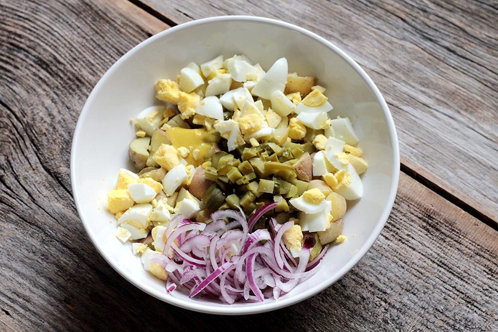 Salada de batata com picles e ovos
