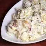 Salada de batata com picles e ovos