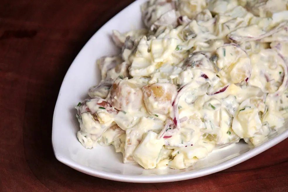 Salada de batata com picles e ovos