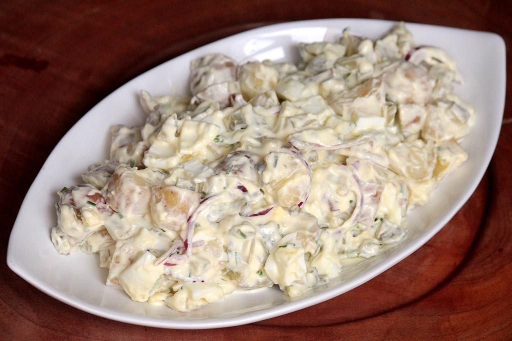 Salada de batata com picles e ovos