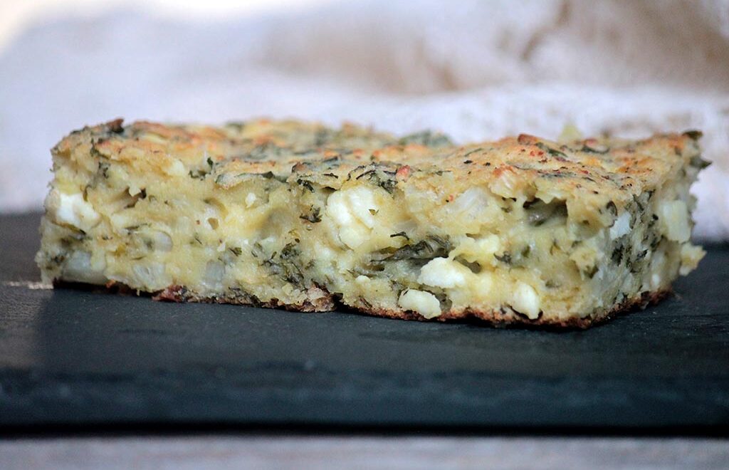Torta salgada de talos de couve-flor e folhas de cenoura