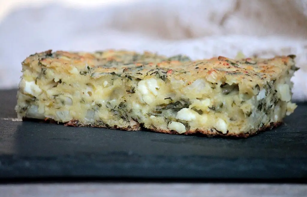 Torta salgada de talos de couve-flor e folhas de cenoura